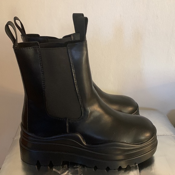 ABATA  black platform ankle boots size 7.5. - Picture 2 of 5